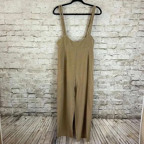 NWT Women’s Forever 21 Cropped Pants Jumpsuit M - Picture 1 of 6